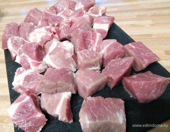 Мясо подойдет говядина, телятина, свинина. Его помыть и нарезать на порционные кусочки. 