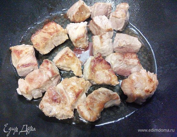 Обжарить кусочки мяса в разогретом масле со всех сторон до золотистой корочки. Важно не класть все мясо сразу, иначе оно выделит сок и будет тушиться, а не жариться, станет сухим и жестким. 