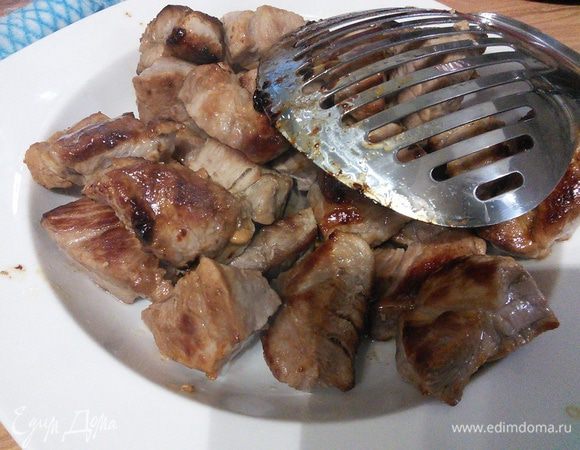 Обжаренное мясо сложить в тарелку. 