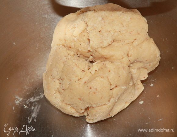 И, наконец, вот так. Весь процесс занял 15 минут. Можно все это сделать и руками, но комбайн позволяет заняться другими делами, пока он замешивает тесто.