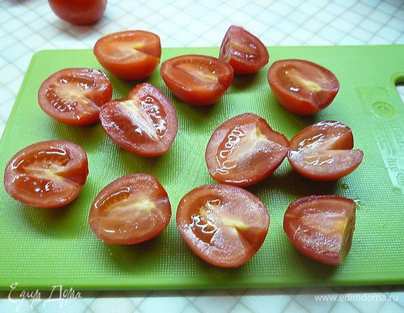 Помидоры черри разрезаем пополам.