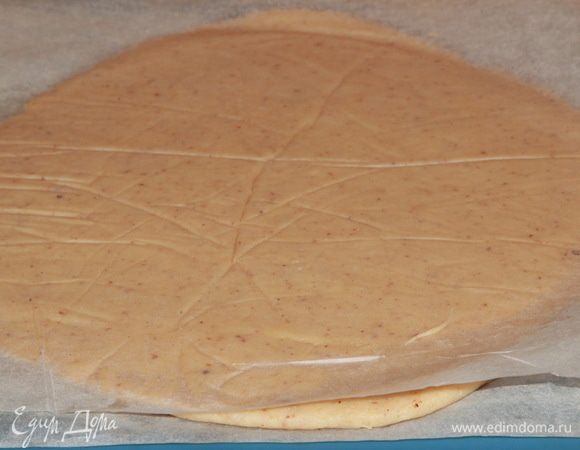 Затем раскатываем тесто между двумя листами пергамента в пласт толщиной около 5 мм. Отправляем в холодильник на 20 минут.
