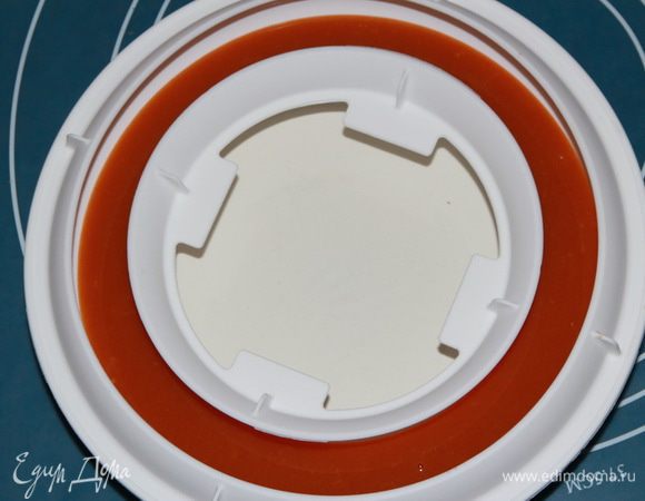 Пока тесто в холодильнике, готовим первый слой фруктовой начинки. Берем абрикосовое пюре, протираем через сито, добавляем сахар, перемешиваем. Из 1 апельсина выдавливаем сок и заливаем им 0,5 чайной ложки агар-агара. Пюре с сахаром ставим на огонь и хорошо прогреваем, непрерывно помешивая. Затем добавляем апельсиновую часть и доводим все до кипения. Кипятим 1 минуту и снимаем с огня. Даем немножко остыть и выливаем в форму. При комнатной температуре даем желе застыть и отправляем форму в холодильник.