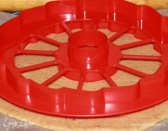 Тесто вынимаем из холодильника и вырубкой вырезаем корж. У меня вот такая вырубка, которая идет в комплекте с формой. 