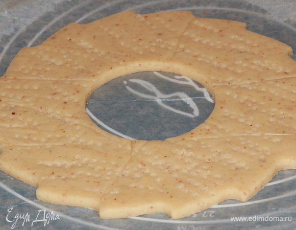 Кроме этой формы у меня еще получились круги под пирожные. Все отправляем в морозильную камеру на 1 час.