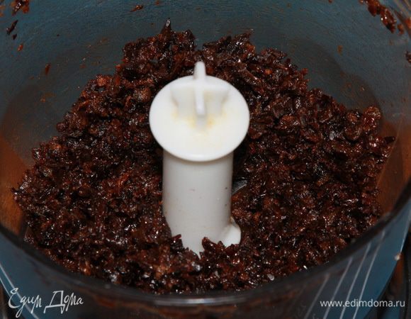 Пока морозится корж, готовим вторую фруктовую начинку из чернослива. Для этого промытый чернослив пробиваем в блендере до крошки средней величины. Чтобы чувствовалась «на зубок».