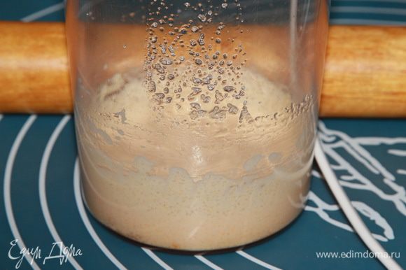 В стакане блендера взбиваем желток с сахаром. Отдельно в кастрюле доводим до очень горячего состояния молоко и, продолжая взбивать, добавляем к желтку половину горячего молока.