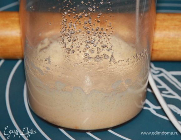 В стакане блендера взбиваем желток с сахаром. Отдельно в кастрюле доводим до очень горячего состояния молоко и, продолжая взбивать, добавляем к желтку половину горячего молока.