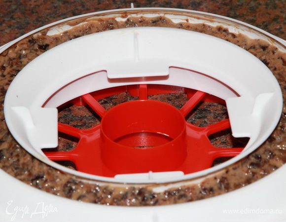 Выкладываем сверху на абрикосово-апельсиновый слой, разравниваем, даем остыть при комнатной температуре и отправляем в морозильную камеру. Часа на 4, а можно и на 12.