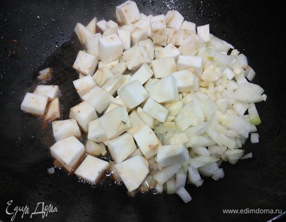 В этой же сковороде пассеровать лук и чеснок, я добавила кусочек сельдерея, нарезанного кубиком. При необходимости добавить масло. Пассеровать несколько минут на среднем огне, затем добавить перец.