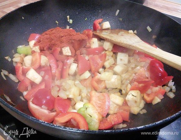 Всыпать паприку, размешать. 