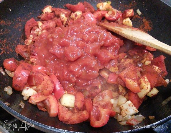 Подошла очередь помидоров в собственном соку. Их нужно измельчить. 