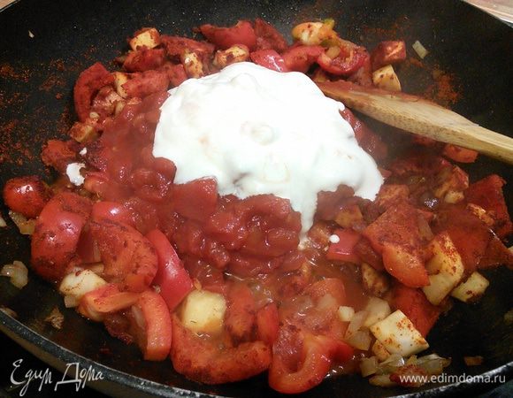 Добавить жирную сметану, размешать.