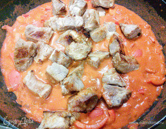 Выложить мясо в соус, добавить по необходимости воды и тушить на маленьком огне до готовности мяса. 