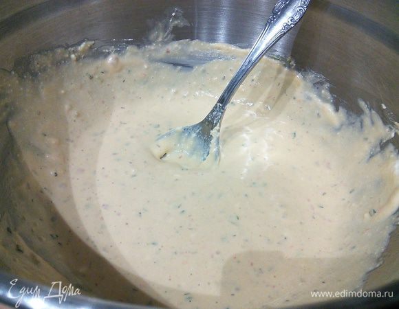 Ньокки готовятся за 15 мин, причем ингридиенты могут быть использованы самые разные. На этот раз у меня ньокки на основе сливочного сыра и пармезана. Сливочный сыр может быть любой (у меня с паприкой и зеленью). Его нужно размешать с яйцом, посолить и поперчить. 