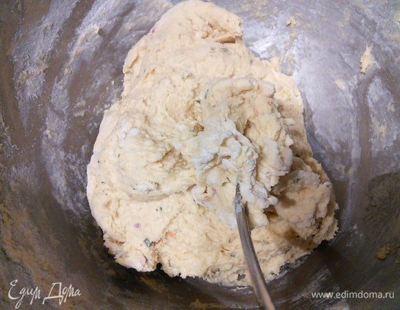 Добавить столько муки, чтобы тесто собралось в комок. У меня ушло 4 ст. л. с горкой. 