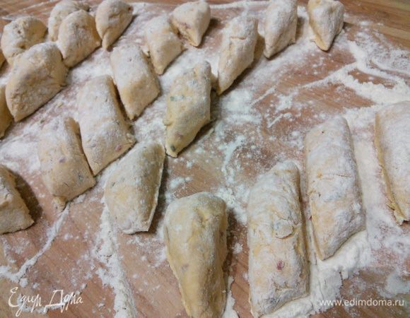 Тесто выложить на посыпанную мукой поверхность и нарезать на брусочки. Брусочки — на кусочки и отварить в подсоленной воде. 
