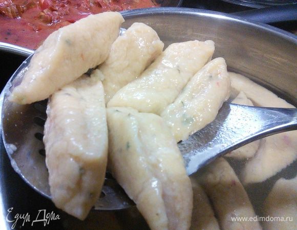 Итак, закипятить воду, хорошенько посолить, выложить ньокки, уменьшить огонь. Вода не должна кипеть, а только пускать мелкие пузырьки. Когда ньокки всплывут (на это уходит 4 — 5 минут), они готовы. Вынуть шумовкой и переложить. 