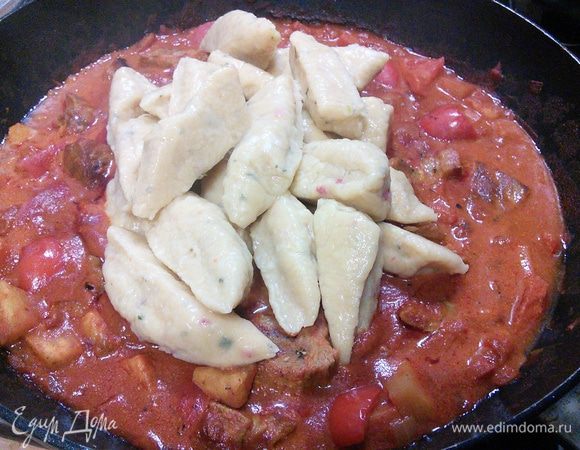 И переложить в готовый паприкаш. Перемешать с соусом. 