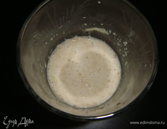 Дрожжи растворить в 1/4 стакана теплой воды.