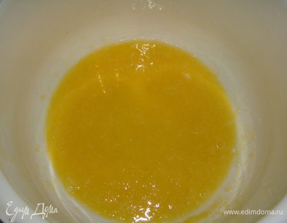 1 яйцо и желток (белок оставляем для смазывания пирога) растереть с 1 стаканом сахара и солью.