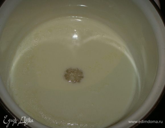 Пока тесто подходит, приготовим начинку. В маленькую кастрюлю влить сливки с сахаром и ванильным сахаром. Варить на медленном огне, постоянно помешивая, 10 минут.