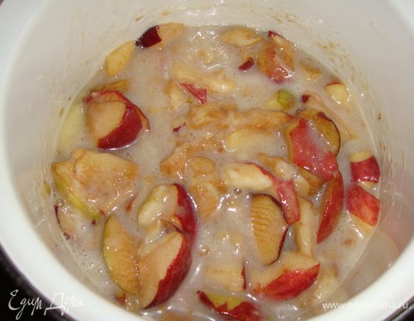Яблоки почистить и нарезать небольшими кусочками (я использовала замороженные яблоки). Выложить яблоки в сливки и варить их на медленном огне 20 минут, не забывая помешивать. Начинку остудить.