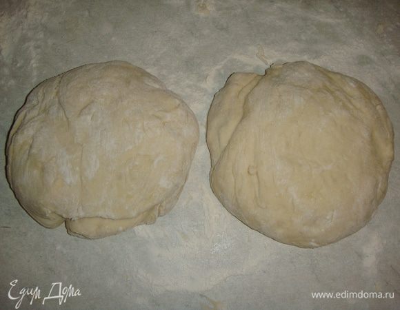 Разделить тесто на две части. Одну часть сделать немного больше другой.