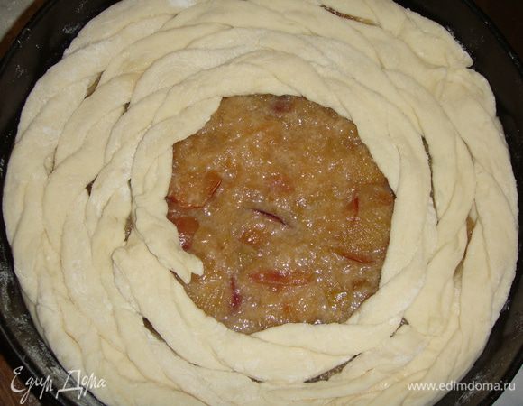 Укладывать «косички» на начинку по кругу.