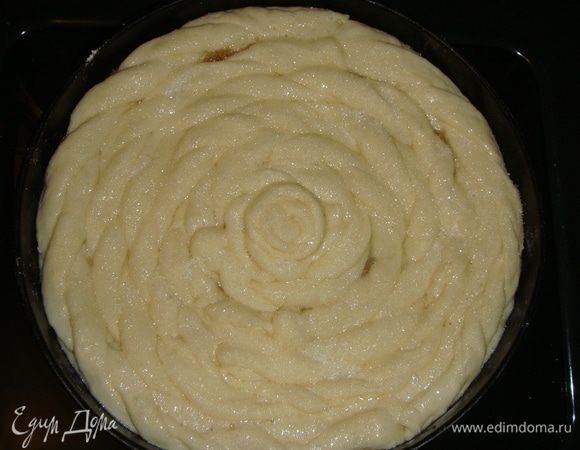 Оставить пирог на 20 минут. Взбить оставшийся белок. Смазать им пирог и сверху посыпать сахаром.