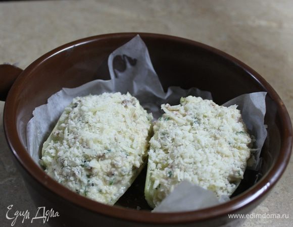 Форму застелите бумагой для выпечки, смажьте растопленным сливочным маслом.
Нафаршируйте фенхель подготовленной начинкой, полейте растопленным сливочным маслом, сверху засыпьте натертым пармеджано или любым твердым сыром.
Нагрейте духовку до 200°С и запекайте блюдо в течение 20 минут.
