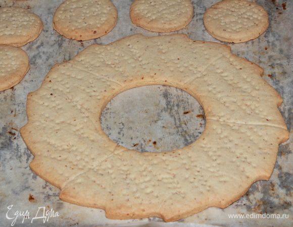 Пока мы готовили начинку, время заморозки теста сабле закончилось. Прямо из морозилки, отправляем в разогретую до 180°С духовку на 15 — 20 минут. Мне потребовалось 20 минут. Корж будет считаться готовым, когда его края станут золотистыми. 