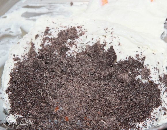 Наконец, готовим основной наполнитель: 300 граммов обезжиренного творога пробиваем погружным блендером до состояния пасты. Если нужно, можно добавить немножко молока. Мак смалываем на кофемолке и добавляем к творожной пасте.