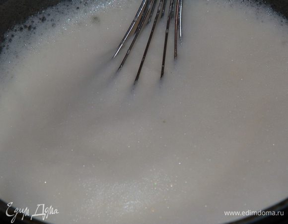 Желатин замачиваем водой в соотношении 1:6, т.е. в 60 мл воды замачиваем 10 граммов желатина. Три желтка взбиваем с сахаром, молоко доводим до очень горячего состояния, но не кипятим. Не прекращая взбивать желтки, добавляем тонкой струйкой к ним горячее молоко. Затем все возвращаем в кастрюлю к оставшейся части молока и, помешивая венчиком, готовим до загустения. Даем немного остыть и добавляем разбухший желатин, размешиваем до растворения желатина и отставляем остужаться.