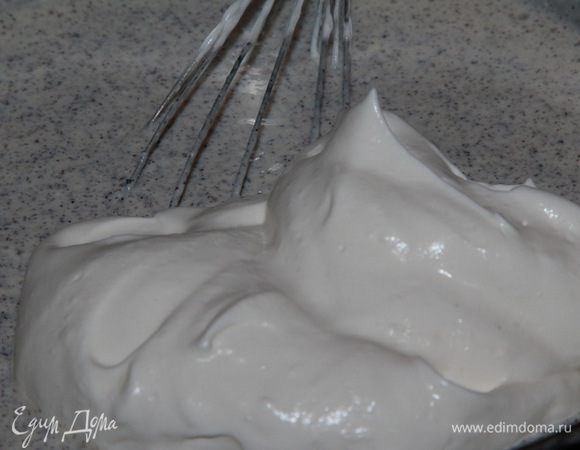 Сливки взбиваем до устойчивых пиков и тоже частями добавляем в крем.