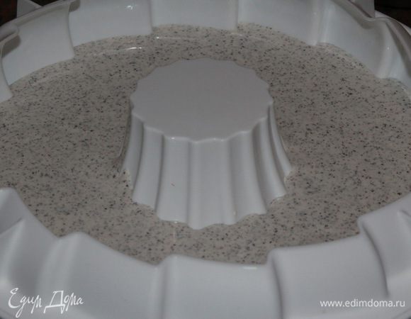 Теперь берем форму, у меня силиконовая, поэтому я ее ничем не смазывала. Устанавливаем ее на твердую поверхность, например, на разделочную доску. Мы потом на этой доске будем отправлять форму в морозильник. Если круглая форма для тортов, лучше выстелить дно пергаментом, а бока проложить кондитерской лентой. Нет ленты, подойдет и пергамент. Смазывать не нужно. Выливаем приблизительно половину крема, затем постучим формой о твердую поверхность чтобы вышли пузырьки, если они образовались, и отправляем в морозилку минут на 10 — 15. Это нужно для того, чтобы мусс подмерз, и наша фруктовая начинка не продавила своей массой мусс и не опустилась вниз.