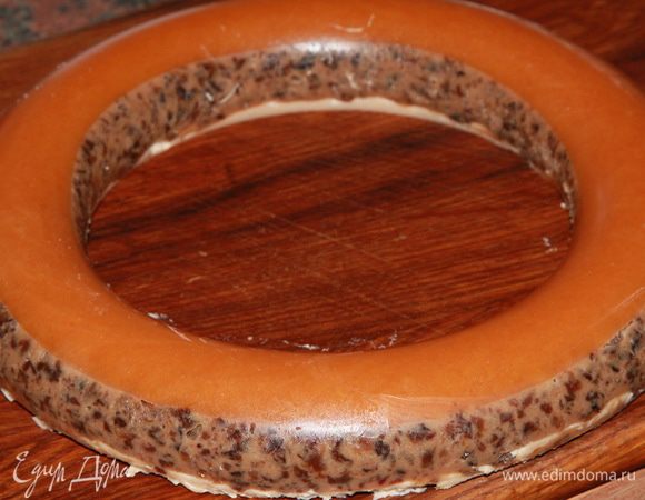 Достаем из морозилки фруктовое кольцо, вынимаем его из формы. Сразу хочу заметить, что у меня здесь три слоя получилось: третьим слоем пошли остатки мусса на темном пиве, о котором я уже рассказывала в муссовом десерте. У вас может быть все, что угодно: можно третьим слоем сделать опять-таки абрикосовое пюре с апельсином, можно творожную массу зажелировать, в общем, для полета фантазии места много.