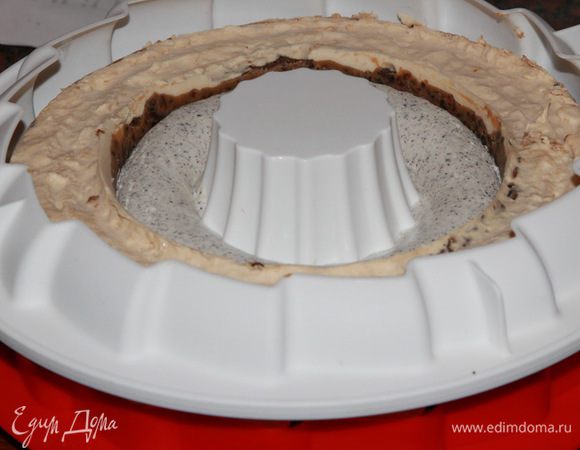 Вынимаем форму с тортом из морозилки и аккуратно вдавливаем в него фруктовое кольцо.