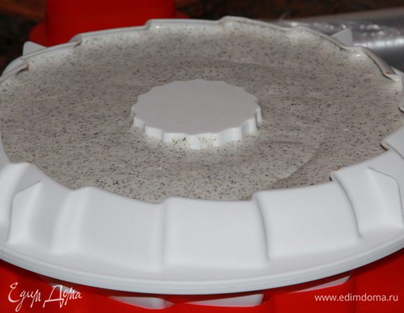 Затем распределяем оставшийся крем-мусс, хорошо заполняя им всю внутренность формы. Делать это удобнее всего при помощи кондитерского мешка. Теперь берем подставку с тортом и несколько раз стукнем о твердую поверхность, чтобы мусс равномерно распределился.