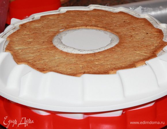 И сверху вдавливаем в крем-мусс нашу основу из теста сабле. Все, в таком виде отправляем в морозилку на сутки.