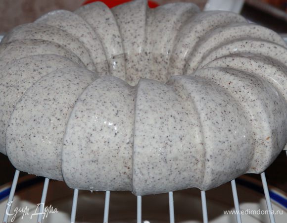 Спустя сутки, вынимаем торт из формы, ставим на подставку, под подставку помещаем чистую тарелку и заливаем торт зеркальной глазурью. Как готовить глазурь, я подробно описала здесь http://www.edimdoma.ru/retsepty/81293-tvorozhno-mussovyy-tort-eklips , поэтому извините, но здесь описывать не буду.