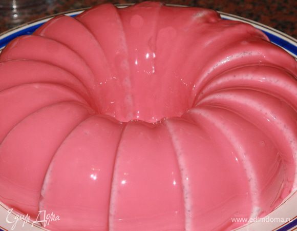 Получилось вот так, и затем я задула всю поверхность вафельной крошкой, по причине, которую я описала в преамбуле. Кто будет делать в обычной форме, у того все получится прекрасно и придумывать более ничего не нужно.