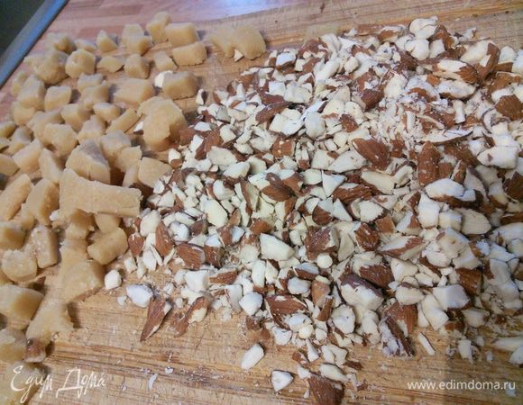 Для начала нужно смазать форму для выпечки маслом и посыпать мукой, манкой или сухарями. Заранее вынуть яйца и масло, они нам понадобятся комнатной температуры. Из вишни слить сок, если вы используете вишни консервированные. Марципан мелко нарезать. Миндаль порубить. Отвесить пшеничную муку, отобрать 1 ст. л. и отставить в сторону. 