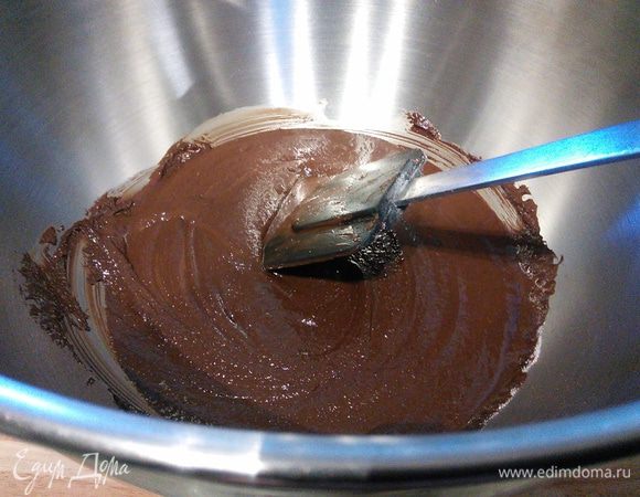 100 г шоколада растопить любым доступным вам способом.  Остальной шоколад порубить. 