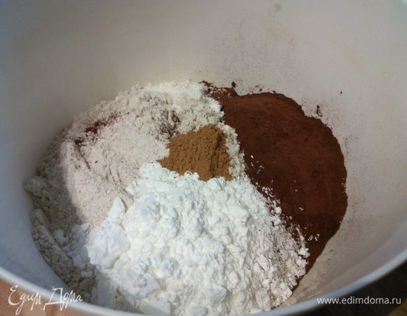 К муке добавить цельнозерновую муку (у меня пшеничная), крахмал, какао, корицу и разрыхлитель, отставить в сторону. Духовку разогреть до 160°С.