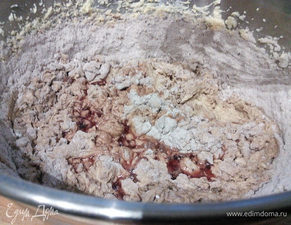 Теперь по очереди вмешать частями в три приема смесь муки и глинтвейн.