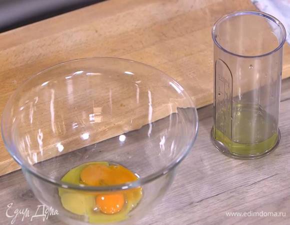 Желтки отделить от белков.