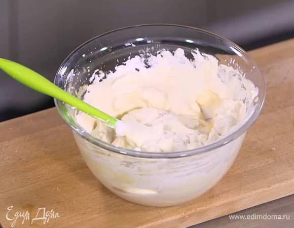 Ввести взбитые белки и все вымешать, желательно в одном направлении.