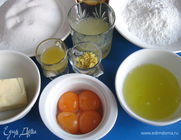 Натереть на мелкой терке цедру лимона. Выдавить сок лимона и апельсина. Отделить белки от желтков.  