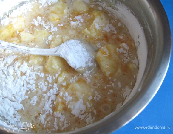 Смешать яичные желтки, сахар, лимонный и апельсиновый сок, цедру, крахмал, добавить размягченное сливочное масло, воду, перемешать, поставить на небольшой огонь, постоянно помешивая, довести до густого, однородного (без комков) состояния.